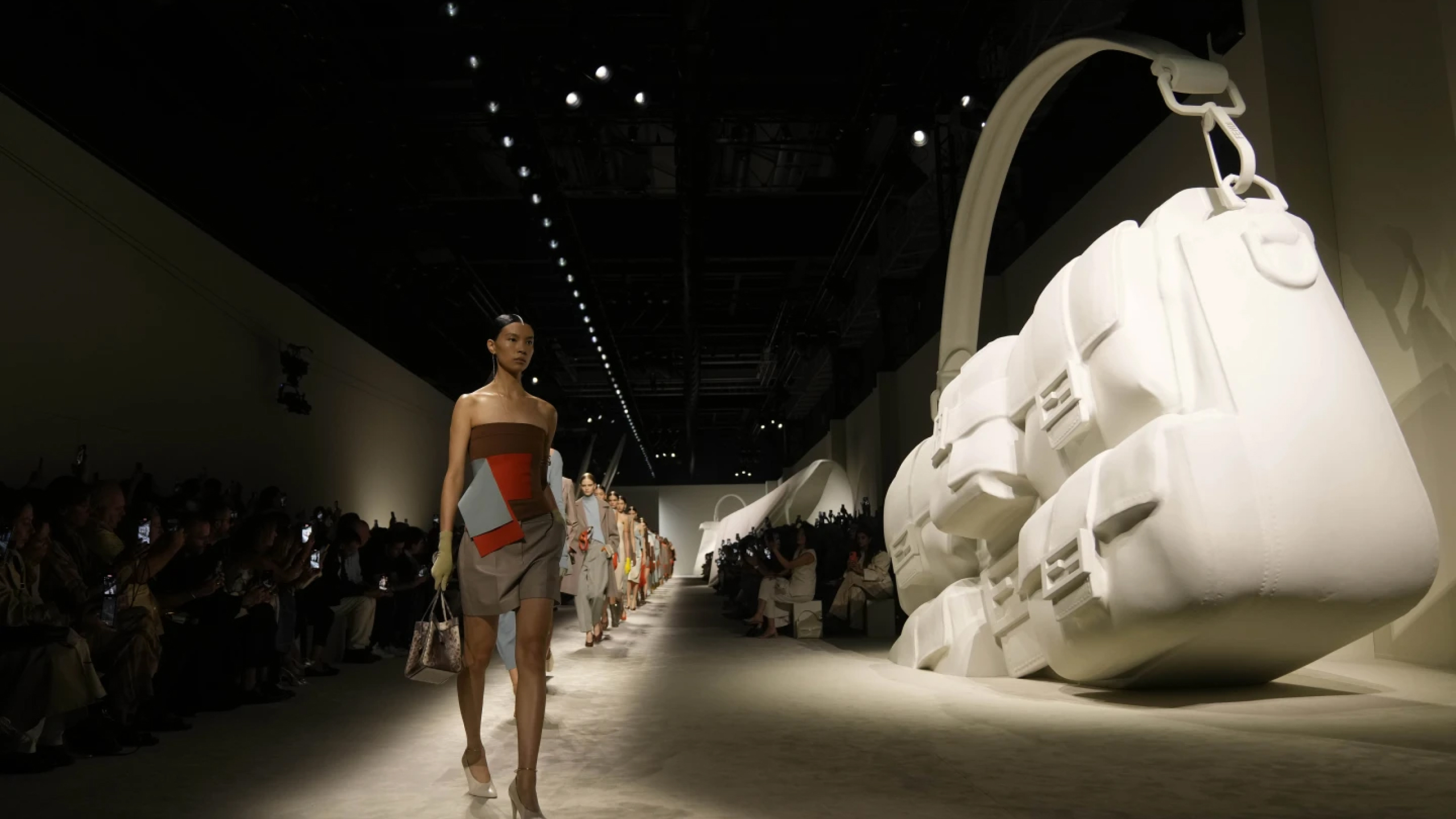 Макро-тренды в оформлении fashion show: анализ и идеи дизайна показов весна-лето 2024